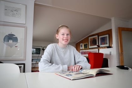 Lilly Heimdal Knudsen leser bok.