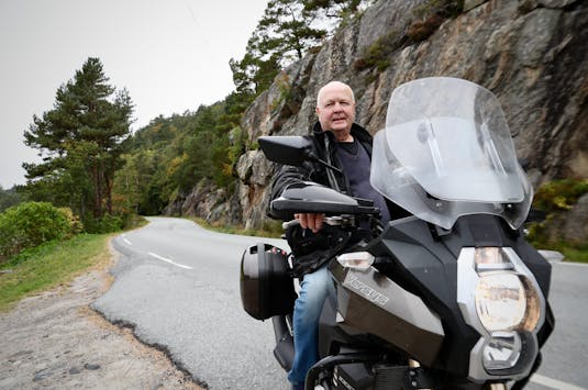 Lars Gisle Andersen er aktiv i Søgne MC-klubb, og tar ofte en tur på motorsykkelen sammen med kamerater fra klubben.