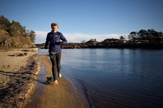 Maratonkvinnen fra Søgne Løper på stranden i Høllen