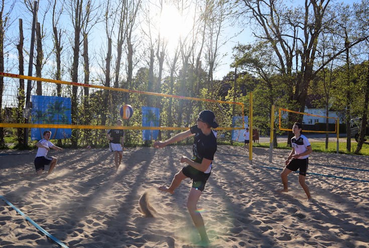 Søgne Volley spiller volleyball i solskinn.