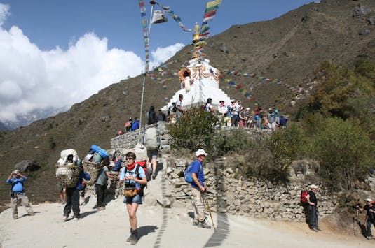 Everest Maraton trekkes av Vera Nystad frem som den spesiell e maratonopplevelsen. Her passerer hun et tempel i Nepal på veien opp til Base Camp.