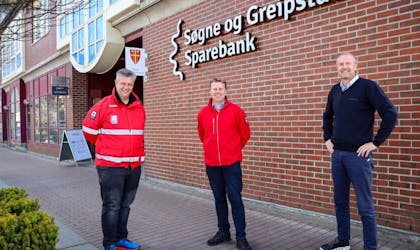 Tom Erik Dønnestad og Espen Aksnes fra Søgne Røde Kors Hjelpekorps sammen med banksjef Vidar Skaaland.