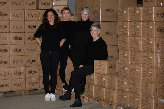Kristin Vassnes (f.v.), Bente Røste Fossen, Linda Olsrud Tallerud og Linda Sørensen på lageret i industriomådet Høllen Vest. Nye pakker blir sendt ut med Bring hver eneste dag.