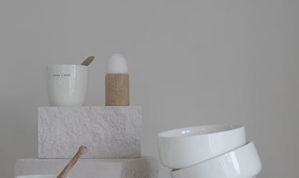 Krusene er av porselen og håndlages i Kina. Men design og tekster har gründerne selv styring på.