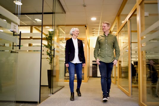 Forsikringsrådgiverne Geir Mosdøl Sælid og Anne May Birkeland opplever at kundene setter stor pris på å kunne ordne bank og forsikring på ett sted – både fysisk og digitalt. 