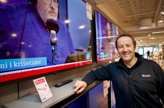 TV-skjermene henger på rekke og rad inne i butikken. Men Stein Severinsen selger fortsatt mest hvitevarer.