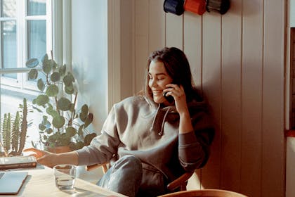 Frende ung datter i telefon