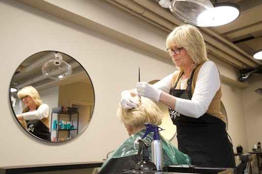 Linda koser seg masse på jobb, sosialt er det også med alle menneskene hun treffer