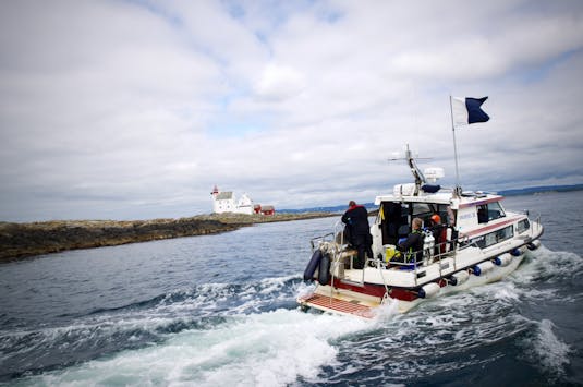 SnorkelIII er ombygd til dykkerbåt. Dykkerklubben fikk støtte fra Søgne og Greipstad Sparebank til ombyggingen. Grønningen Fyr i bakgrunnen. 