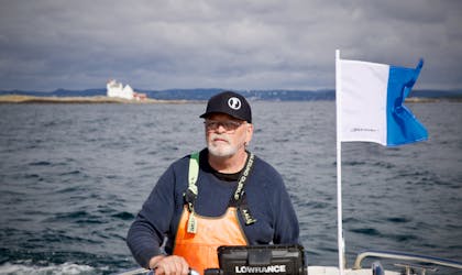 Thomas Aanundsen manøvrer følgebåten med stødig hånd.
