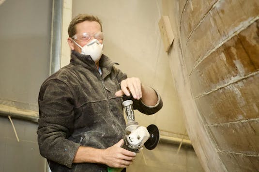 Det blir mye støv når Ole Stian Øyslebø pusser skutesiden.