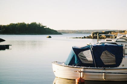 Bakre halvdel av en plastsnekke med kalesje på og fendere ute.