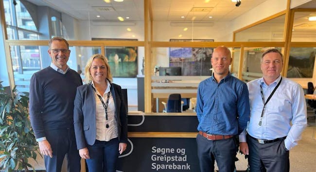 Vi er veldig glad for å få Martin og bedriftsrådgiver på forsikring og pensjon i banken. 
Terje Haaland, Monika M Hallandvik og Morten Løvåsen. 