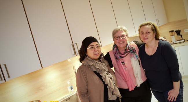 Nourieh Behrouzi, Anne Torhild Grimestad og Malgorzata Bytniewska på det flunkende nye kjøkkenet.