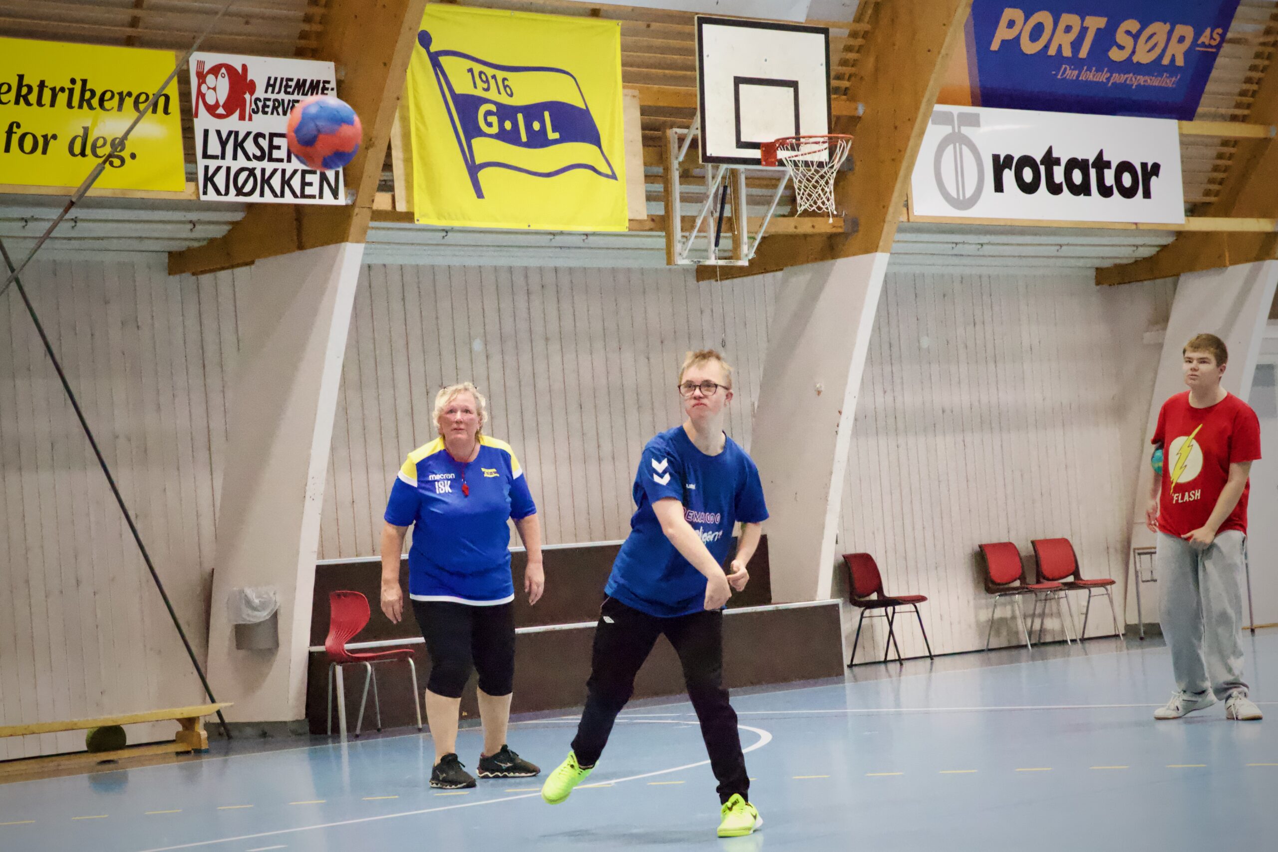 David Velle sendt av gårde en suser. Ingrid Knutsen og Thomas Berg følger nøye med.