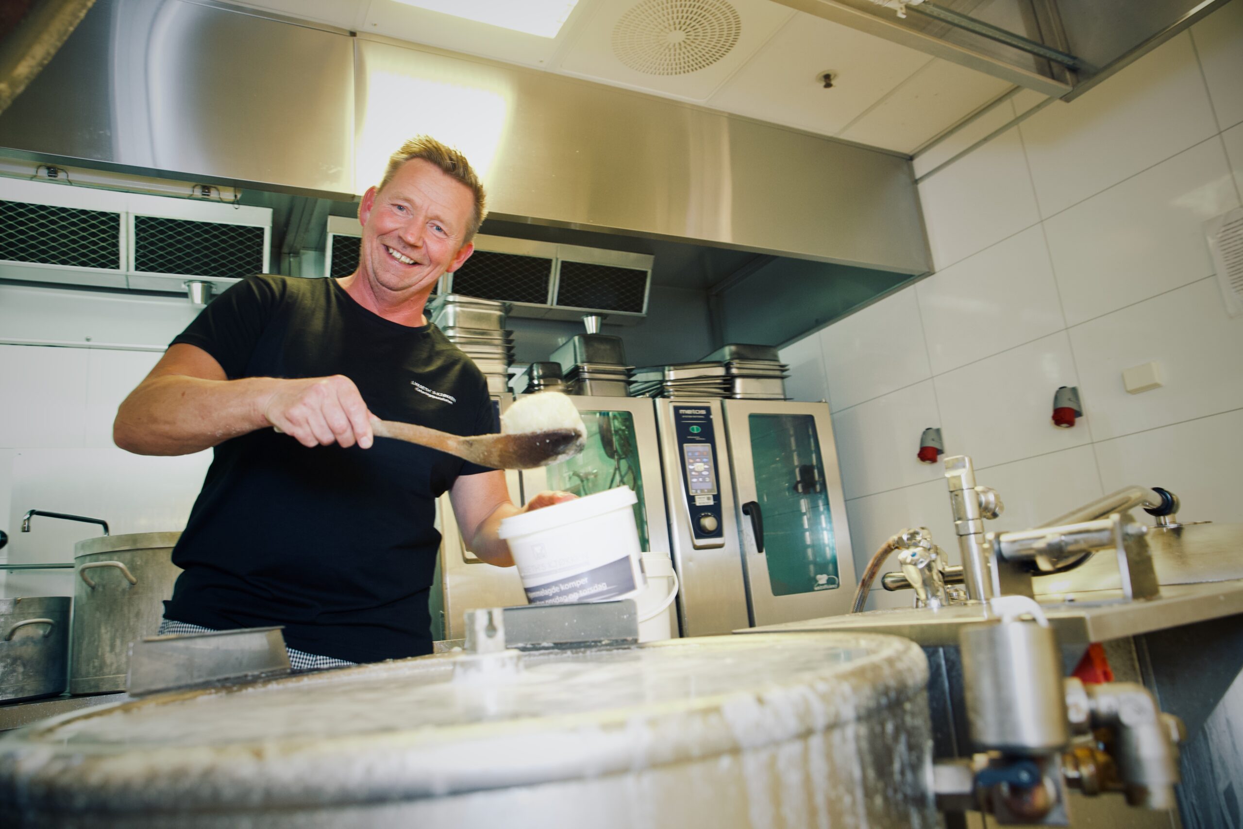 Jan Arne i full sving med å klappe komper.