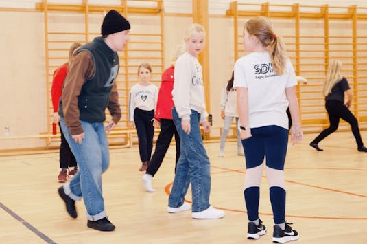 Danseinstruktør Christian Smith viser jentene ulike "moves".
