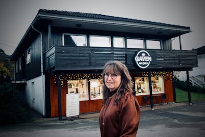 Reidun foran butikken "Gaven Gull og Sølv"