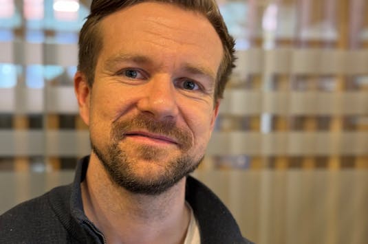 Didrik er én av meglerne fra EXBO som holder til i bankens lokaler.
