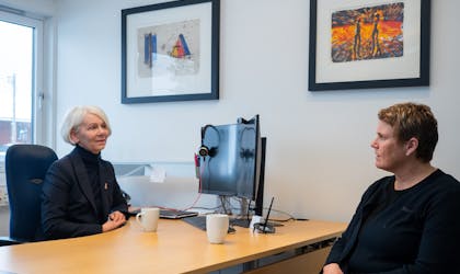 Sigrun og Anne May i samtale.