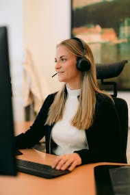 Nina tar i mot henvendelser fra kunder på telefon.