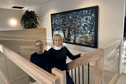 Bedriftsrådgivere på vei opp trappen til nye kontorer.