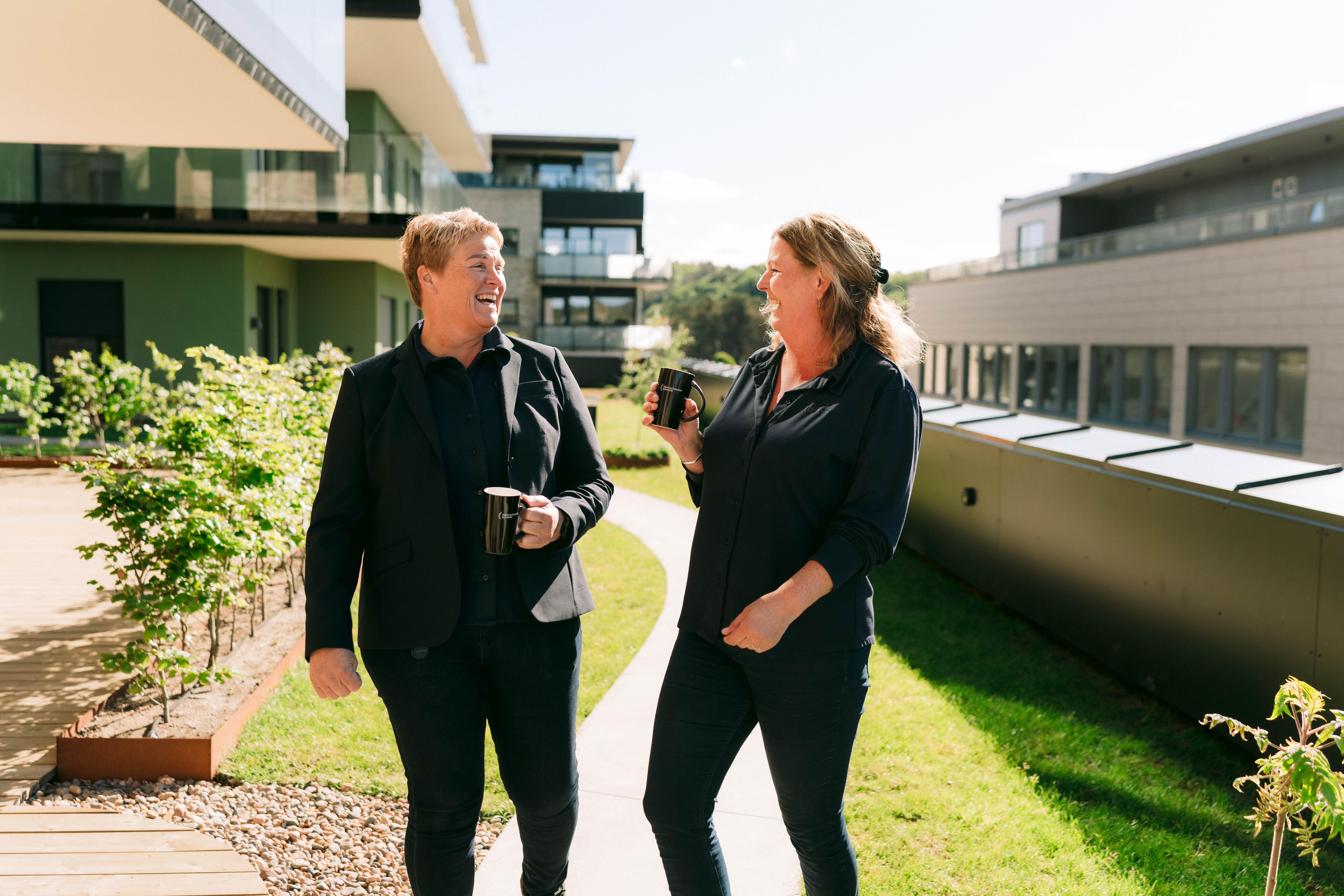 PM Sigrun og Inger liggende