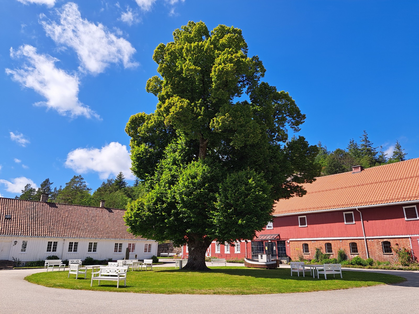 Bildet av tunet på Søgne Gamle Prestegård. Kilde: https://www.sognegamleprestegard.no/
